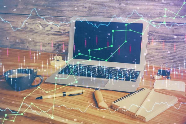 Multi esposizione di grafico e informazioni finanziarie e lo spazio di lavoro con sfondo del computer. Concetto di trading online internazionale. — Foto Stock