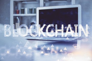 Blockchain temalı holograma ve bilgisayar arkaplanlı masaya çoklu maruz kalma. Bitcoin şifreleme para birimi kavramı.