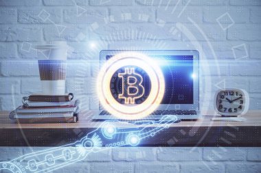 Blockchain temalı holograma ve bilgisayar arkaplanlı masaya çoklu maruz kalma. Bitcoin şifreleme para birimi kavramı.