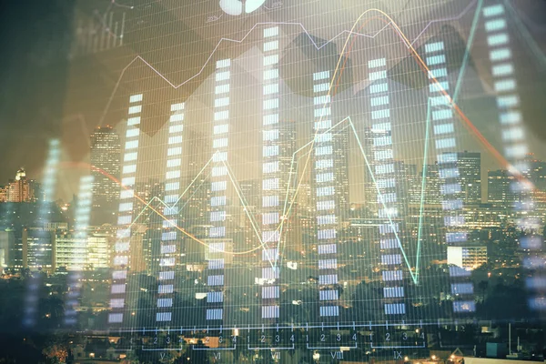 Gráfico financiero sobre paisaje nocturno de la ciudad con edificios altos de fondo multi exposición. Concepto de análisis . —  Fotos de Stock
