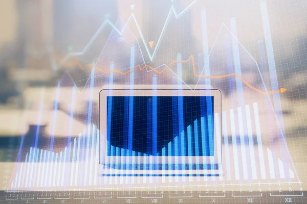 Hologramm des Börsendiagramms auf dem Hintergrund des PCs. Doppelbelichtung. Investitionskonzept. — Stockfoto