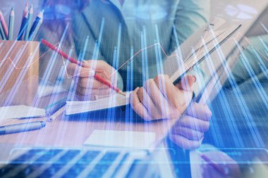 Bir kadın eller Not defteri hisse senedi piyasası hakkında bilgi yazma. Ön Forex grafik hologramlar. Araştırma kavramı. Çoklu pozlama