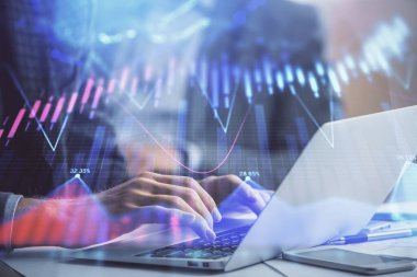 Arka planda bilgisayarda çalışan bir adamla piyasa grafiği iki katına çıktı. Mali analiz kavramı.