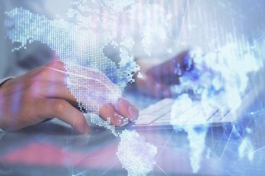 Arka planda ofiste bilgisayarda yazan adam ile grafik çift pozlama. Sıkı çalışma kavramı.