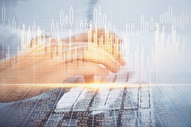 Arka planda ofiste bilgisayarda bilgisayarda yazan adam ile grafik çoklu pozlama. Sıkı çalışma kavramı. Closeup.