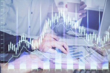 Adam arka planda ofiste bilgisayarda yazarak grafik Multi pozlama. Zor iş kavramı.