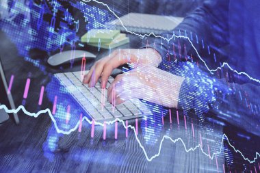 Arka planda ofiste bilgisayarda işadamı yazarak stok grafiği. Analiz kavramı. Çift Pozlama.