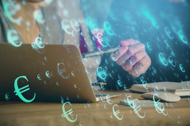 Arka planda ofiste bilgisayarda işadamı yazarak Forex grafiği. Analiz kavramı. Çift Pozlama.