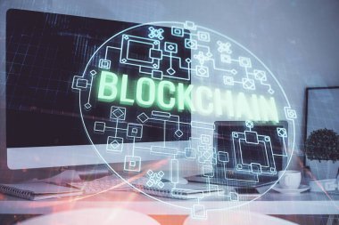 Blockchain temalı holograma ve bilgisayar arkaplanlı masaya çoklu maruz kalma. Bitcoin şifreleme para birimi kavramı.
