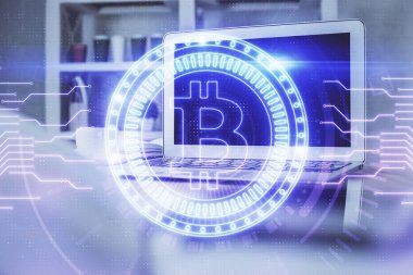 Blockchain temalı holograma ve bilgisayar arkaplanlı masaya çoklu maruz kalma. Bitcoin şifreleme para birimi kavramı.