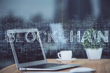 Blockchain temalı holograma ve bilgisayar arkaplanlı masaya çoklu maruz kalma. Bitcoin şifreleme para birimi kavramı.