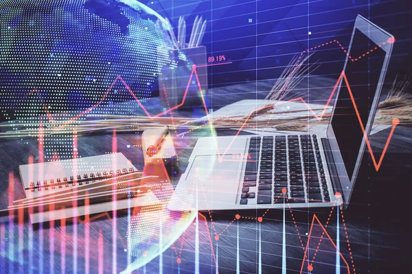 Gráfico financiero dibujo colorido y mesa con el ordenador en el fondo. Exposición múltiple. Concepto de mercados internacionales. —  Fotos de Stock