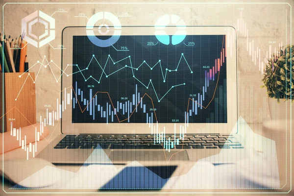 Desenho gráfico financeiro e tabela com computador em segundo plano. Exposição múltipla. Conceito de mercados internacionais. — Fotografia de Stock