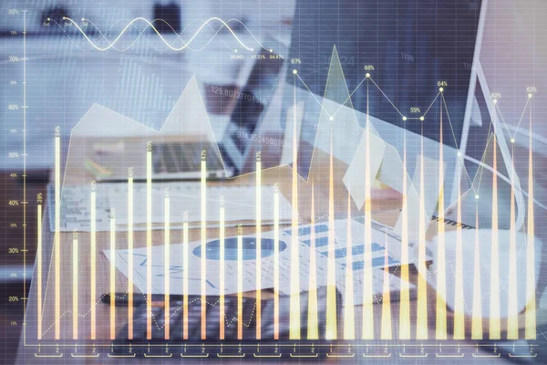 A grafikon és a pénzügyi információk kettős expozíciója, valamint a számítógépes háttérrel rendelkező munkaterület. A nemzetközi online kereskedelem fogalma. — Stock Fotó