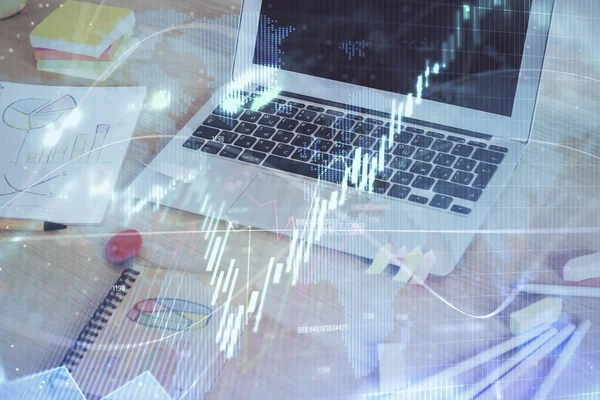 株式市場のグラフとコンピュータの背景を持つテーブル。多重露光。金融分析の概念. — ストック写真