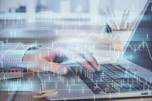 Dubbele blootstelling van Mans handen schrijven notities met laptop van aandelenmarkt met Forex Graph achtergrond. Bovenaanzicht. Concept van onderzoek en handel. — Stockfoto