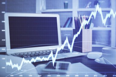 Masası ve kişisel bilgisayarı olan borsa grafiği. Çoklu maruz kalma. Mali analiz kavramı.