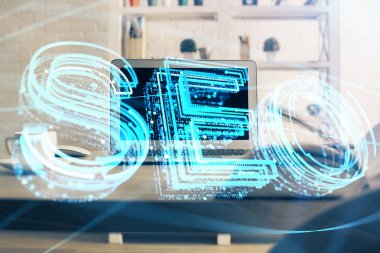 Bilgisayar ve seo çizim hologramı olan çok katmanlı bir tablo. Arama optimizasyon kavramı.