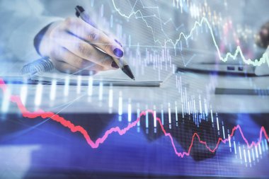 Forex grafik hologramı ile not lar yapan kadın ellerinin çift pozlama. Kavram teknik analizi.