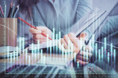Bir kadın eller Not defteri hisse senedi piyasası hakkında bilgi yazma. Ön Forex grafik hologramlar. Araştırma kavramı. Çoklu pozlama