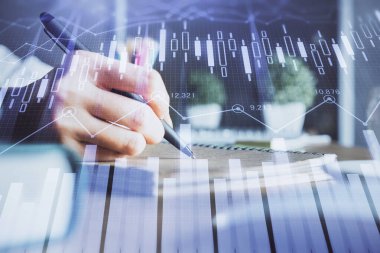 Finansal Forex çizelgeleri kadınların el notları arka plan alarak görüntülenir. Araştırma kavramı. Çift Pozlama