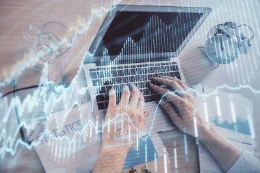 Ön x grafiğinin arka planda bilgisayarda çalışan bir adam ile çoklu pozlandırılması. Pazar analizi kavramı.