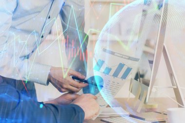 Arka planda ofiste bilgisayarda işadamı yazarak grafiğin çift pozlama. Zor iş kavramı.