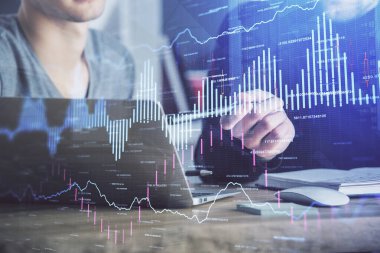 Arka planda ofiste bilgisayarda işadamı yazarak Forex grafiği. Analiz kavramı. Çift Pozlama.