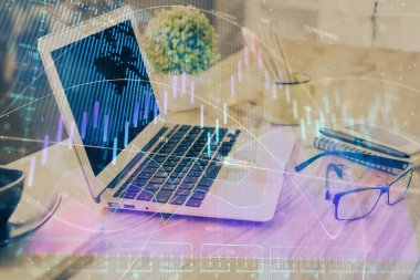 Arka planda eski pazar grafik hologramı ve kişisel bilgisayar var. Çifte maruziyet. Yatırım kavramı.