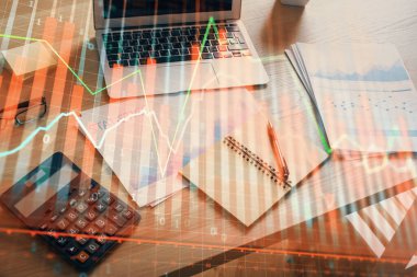 Finansal tablo çizimi ve arka planda bilgisayar olan bir tablo. Çifte maruziyet. Uluslararası pazarlar kavramı.