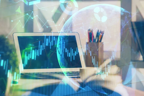 Graphique financier dessin coloré et table avec ordinateur sur fond. Double exposition. Concept de marchés internationaux. — Photo
