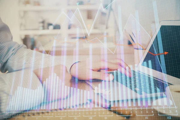 Multi exposure van aandelenmarkt grafiek met man werken op de computer op de achtergrond. Concept financiële analyse. — Stockfoto