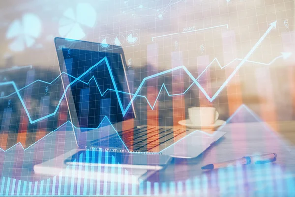 Holograma gráfico del mercado Forex y computadora personal en segundo plano. Exposición múltiple. Concepto de inversión. —  Fotos de Stock