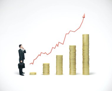 Evrak çantalı bir iş adamı telefonda konuşuyor.