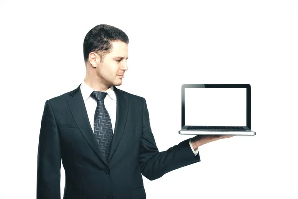 Biznesmen posiadania laptopa — Zdjęcie stockowe