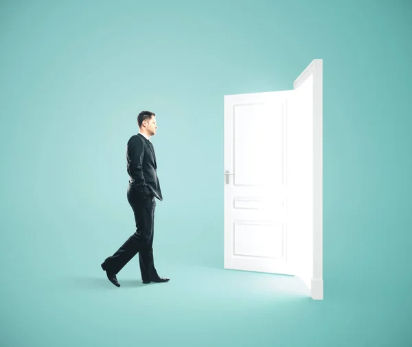 Homem de negócios andando para a porta aberta. — Fotografia de Stock