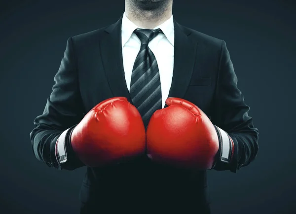 Бизнесмен в красных боксерских перчатках — стоковое фото
