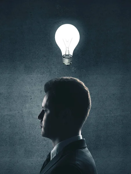 Affärsman med glödlampa i huvud — Stockfoto