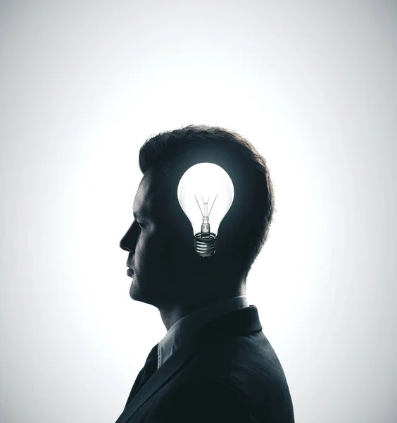 電球を頭に持つ若いビジネスマン 事業成功コンセプト — ストック写真