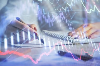 Forex grafik hologramı ile not lar yapan kadın ellerinin çift pozlama. Konsept borsa analizi.
