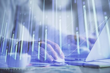 Arka planda bilgisayarda çalışan bir adamla ön x grafiğine iki kez maruz kalıyoruz. Pazar analizi kavramı.