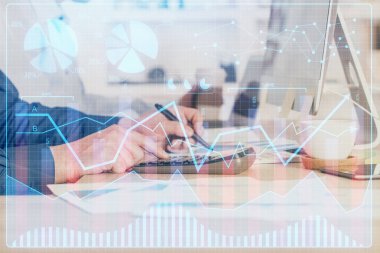 Arka planda ofiste bilgisayarda çalışan işadamı ile Forex grafiği. Sert çalışma kavramı. Closeup. Çoklu pozlama.