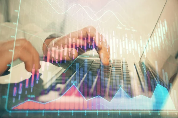 Dubbel exponering av marknaden diagram med mannen som arbetar på datorn på bakgrunden. Begreppet finansiell analys. — Stockfoto