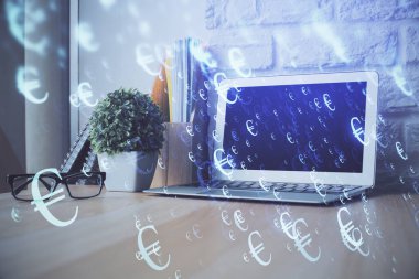 Finansal tablo çizimi ve arka planda bilgisayar olan bir tablo. Çoklu maruz kalma. Uluslararası pazarlar kavramı.