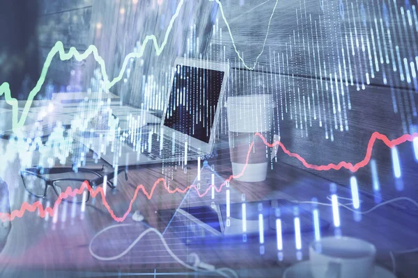 Hologramm des Devisenmarktdiagramms und Hintergrund des PCs. Doppelbelichtung. Investitionskonzept. — Stockfoto