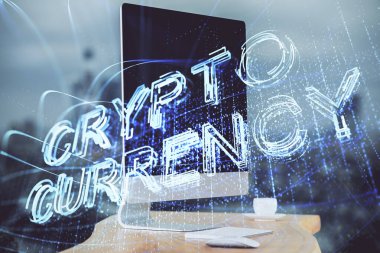 Blockchain temalı holograma ve bilgisayar arkaplanlı masaya çoklu maruz kalma. Bitcoin şifreleme para birimi kavramı.