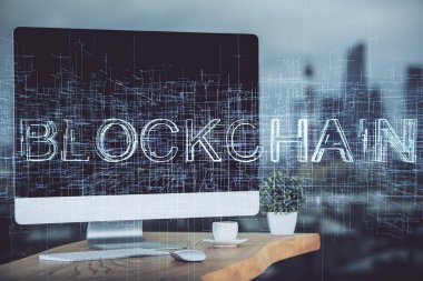 Blockchain temalı holograma ve bilgisayar arkaplanlı masaya çoklu maruz kalma. Bitcoin şifreleme para birimi kavramı.