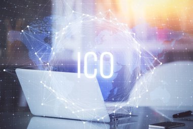 Blockchain temalı holograma ve bilgisayar arkaplanlı masaya çoklu maruz kalma. Bitcoin şifreleme para birimi kavramı.