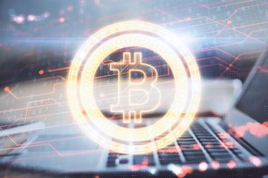 Blockchain temalı holograma ve bilgisayar arkaplanlı masaya çoklu maruz kalma. Bitcoin şifreleme para birimi kavramı.