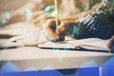 İki adamın hisse senedi piyasası grafiğiyle yatırım planladığı çok sayıda olay.